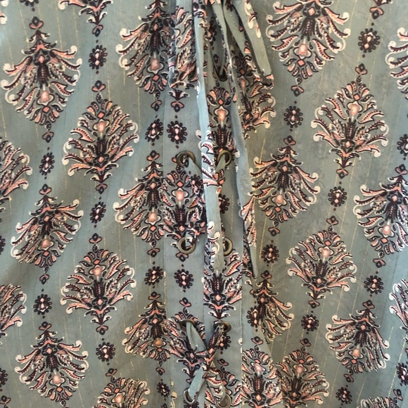 Maurices Size 1 (16-18) Sheer Print Blouse w/bell sleeve and grommet tie front. - Picture 4 of 8